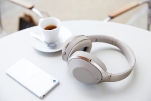 Sony MDR 1000 tomando cafe Sony MDR 1000X blanco