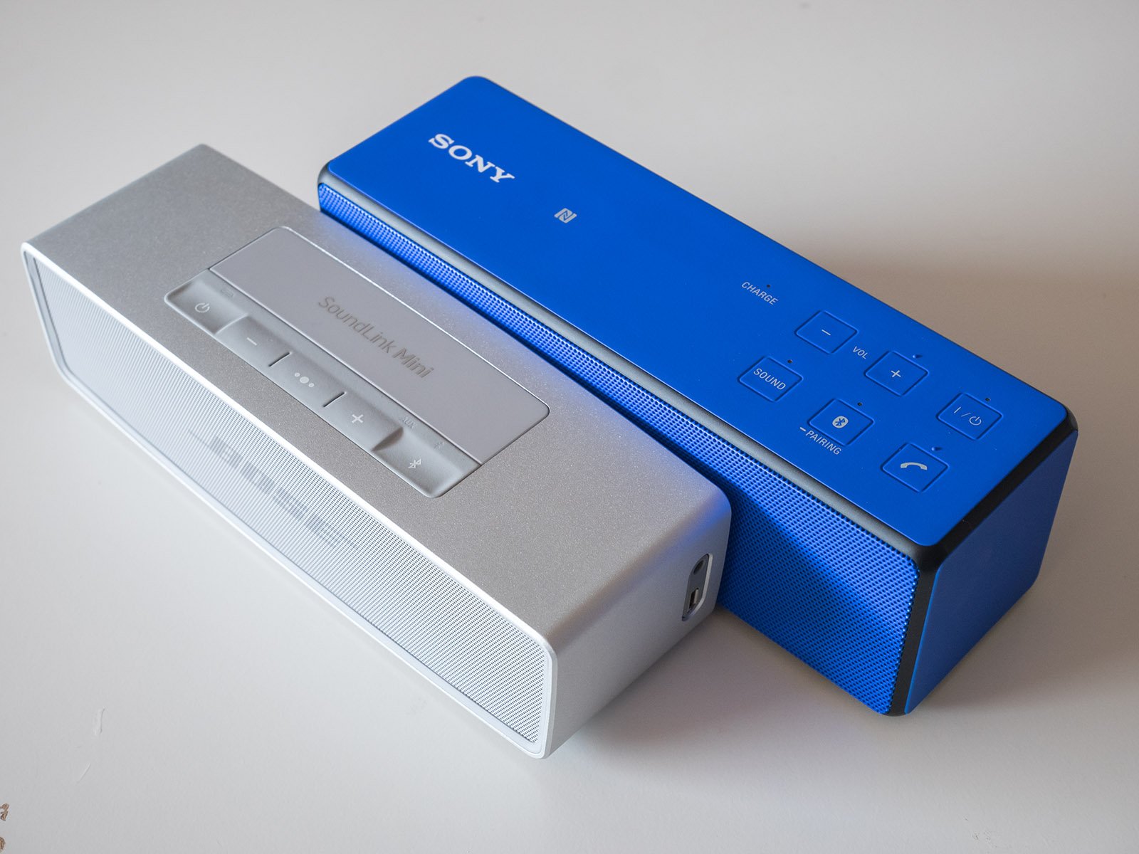 Diferencia de diseño altavoces bluetooth SoundLink Mini 2 y Sony SRS-X33